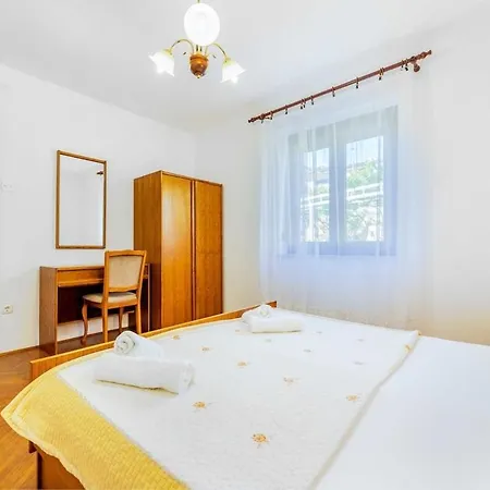 Apartman Adora A2b *