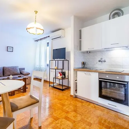 Adora A2b Apartman *
